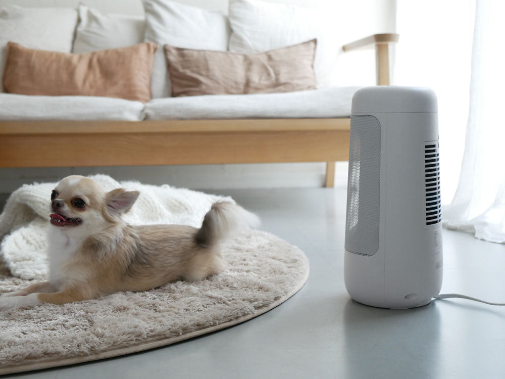 THREEUPスリーアップのハンドル付き首振りセラミックファンヒーターが木の床の上に置かれている家庭用電化製品の画像