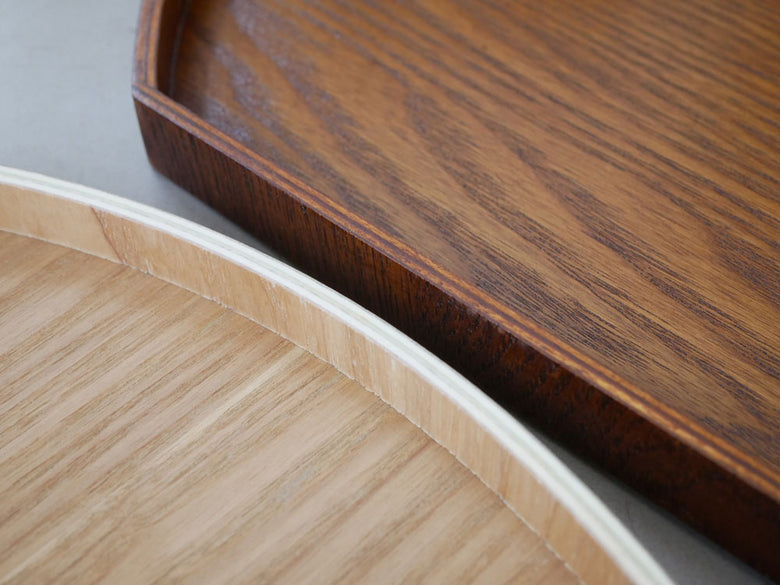 天然木で作られた半月型の食器盆。ナチュラルな木目と滑らかな仕上げが特徴の木製サーブウェア