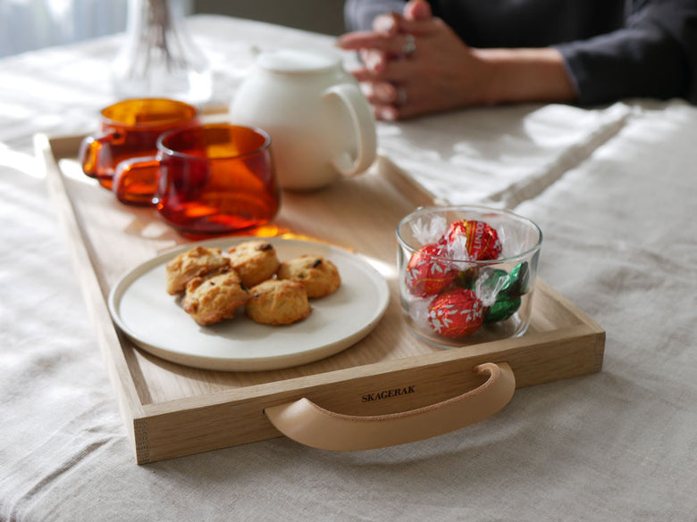 フリッツ・ハンセンのSkagerak Norrトレイ上に食器や果物が美しく配置されたテーブルの様子