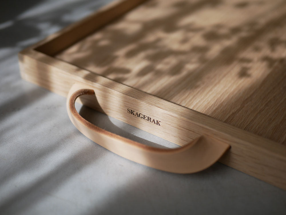 フリッツ・ハンセン Skagerak Norrトレイ、オーク材とレザーを使用した木製キッチントレイ