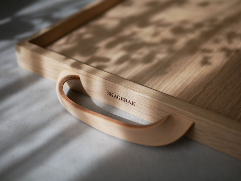 フリッツ・ハンセン Skagerak Norrトレイ、オーク材とレザーを使用した木製キッチントレイ