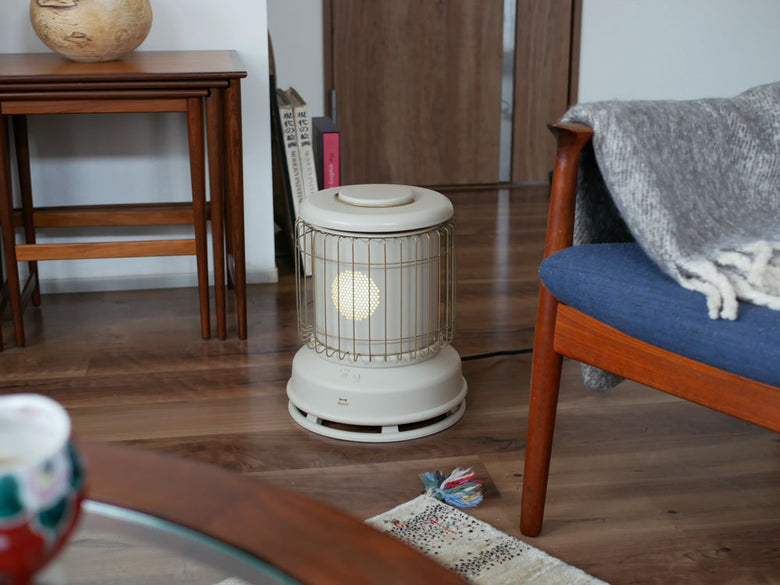 ブルーノの全方位型ファンヒーター ClassicStoveが木目調のフローリング上に置かれている様子
