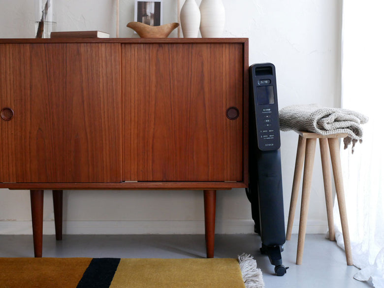 木製家具と木の床が整ったリビングルームに設置された【siroca/シロカ】遠赤軽量ヒーター かるポカ