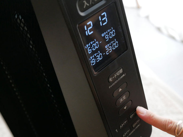 シロカ「かるポカ」遠赤外線軽量ヒーターの銀色本体と電源コードが配置された製品画像