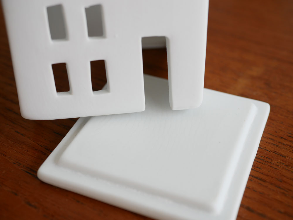 磁器製レダー「Light House」キャンドルホルダー、スモールハウスやラウンドドアなどのパーツが組み合わさったデザイン