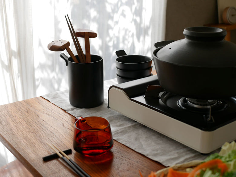 サラサデザインの1年中使えるマルチ土鍋、とんすい、ツールスタンドがキッチン用品として並んでいる