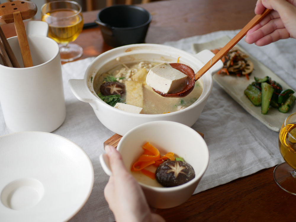 サラサデザインの1年中使えるマルチ土鍋ととんすい、ツールスタンドが並ぶキッチンセット