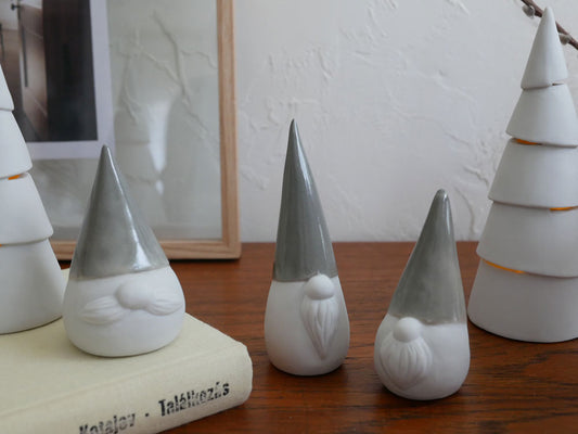 パーティーハットを被った九谷焼の陶器製サンタクロースフィギュア