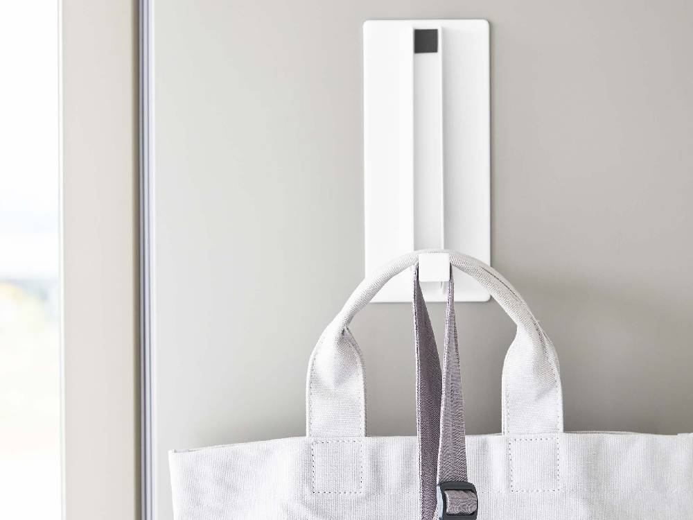 白色のtower/タワー製マグネット折り畳みハンガーの本体と持ち手を示す画像