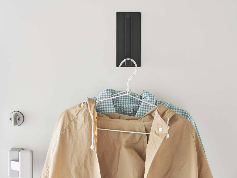 ホワイトのマグネット式折り畳みハンガー【tower】の正面画像