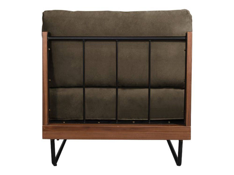 ブラウンレザーのウェルメカウチソファがリビングルームに配置された様子