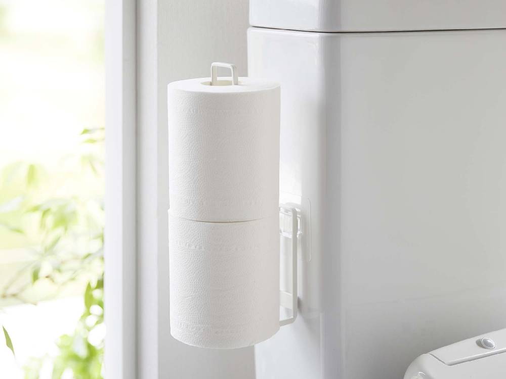 スチール製「tower」フィルムフック付きトイレットペーパーホルダーが浴室の壁に取り付けられている様子