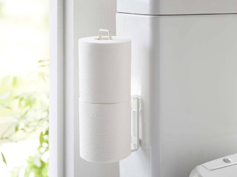 スチール製「tower」フィルムフック付きトイレットペーパーホルダーが浴室の壁に取り付けられている様子