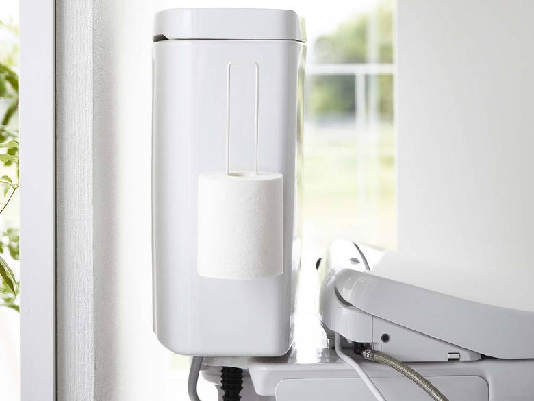 浴室に設置された【tower/タワー】フィルムフックトイレットペーパーホルダー。スチール製で2ロールのトイレットペーパーを収納可能な洗練されたデザイン