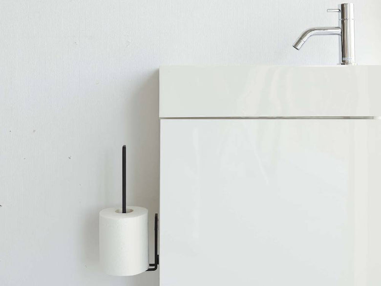 タワーシリーズのフィルムフックトイレットペーパーホルダーが浴室の洗面台に取り付けられている様子