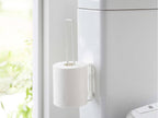 タワーのフィルムフック付きトイレットペーパーホルダーが浴室の壁に設置されている様子