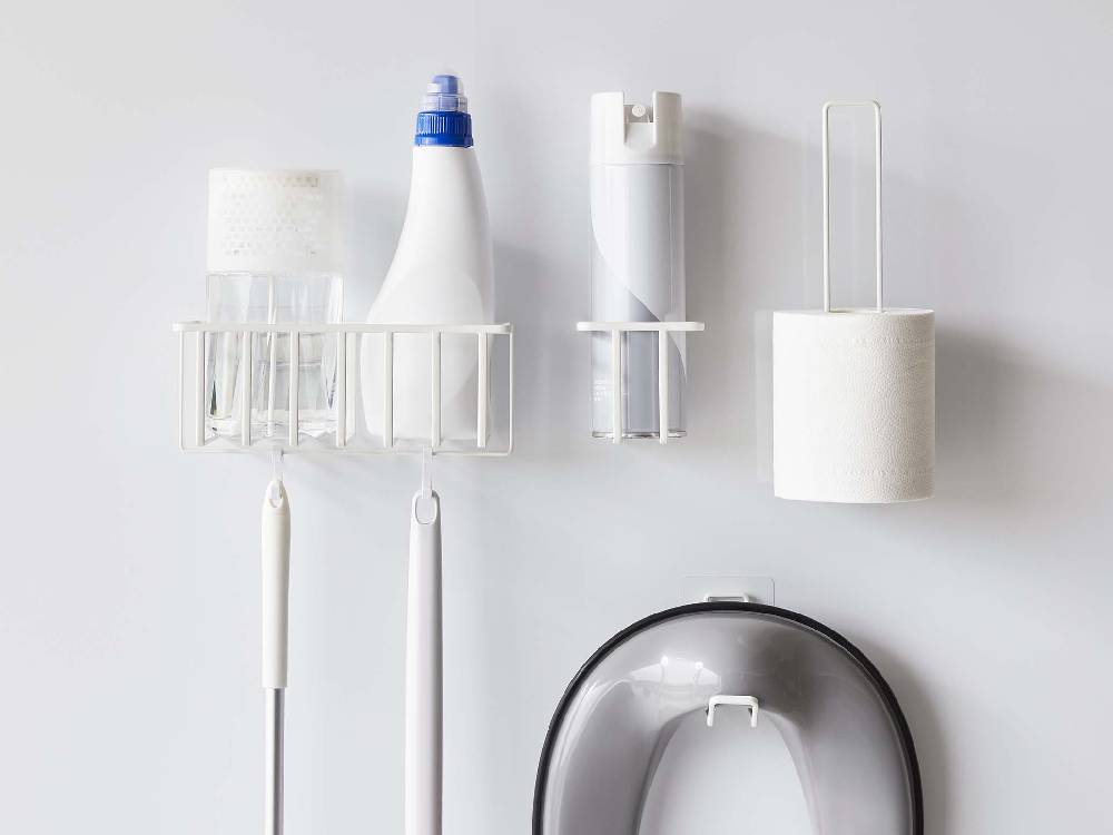 タワー製銀色スチールフィルムフックトイレットペーパーホルダー。シリコーンクッションとポリカーボネート製フィルムフック付きで、バスルームに最適なデザイン。高さ約25cm、耐荷重約1kg。