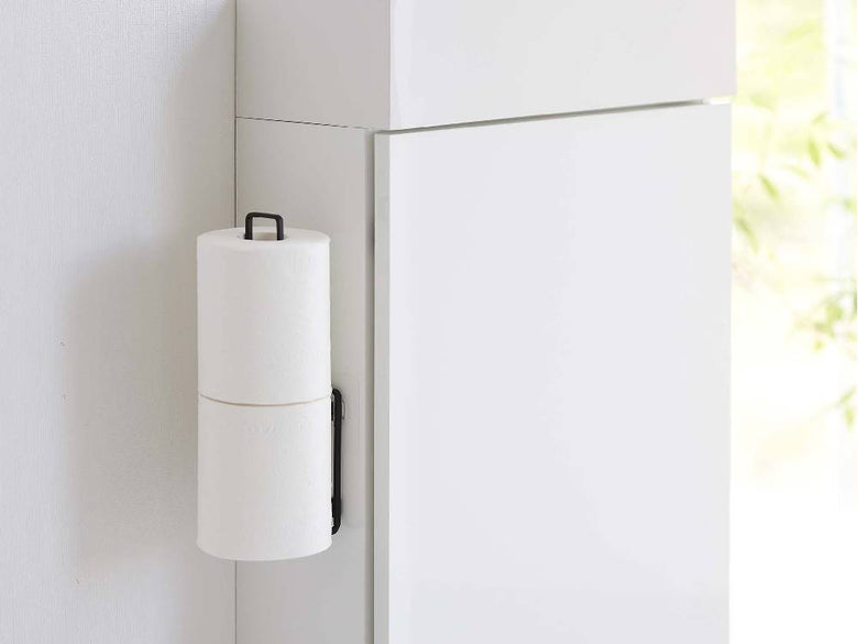 スチール製「tower」フィルムフックトイレットペーパーホルダーが棚に設置されている様子