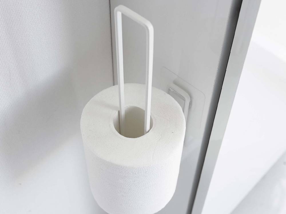 タワー製フィルムフックトイレットペーパーホルダーにトイレットペーパーがセットされたバスルーム