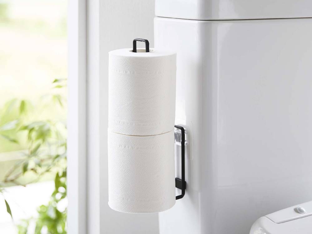 浴室の棚に取り付けられたタワー型フィルムフックトイレットペーパーホルダーとペーパータオル