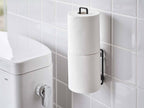 スチール製タワー型フィルムフックトイレットペーパーホルダーがバスルームに設置されている様子