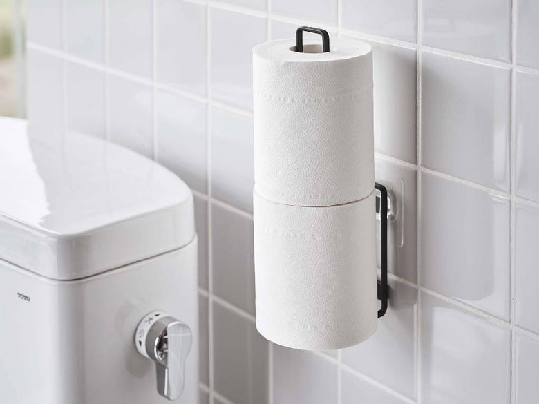 スチール製タワー型フィルムフックトイレットペーパーホルダーがバスルームに設置されている様子