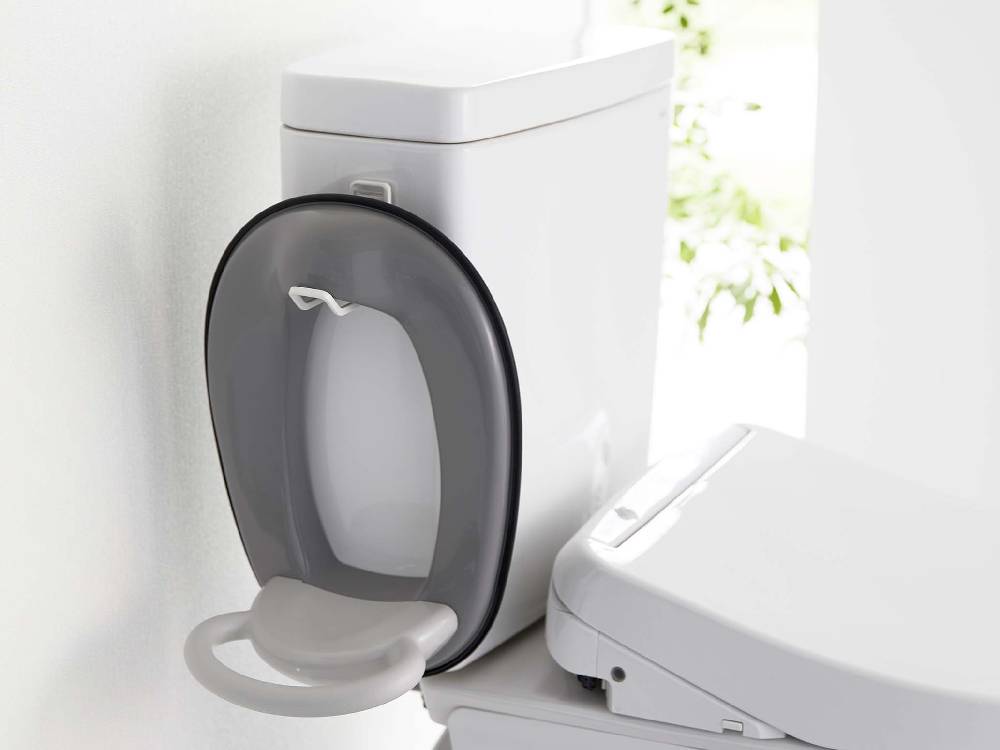 白いトイレに取り付けられた「tower/タワー」フィルムフックトイレ用品収納フック