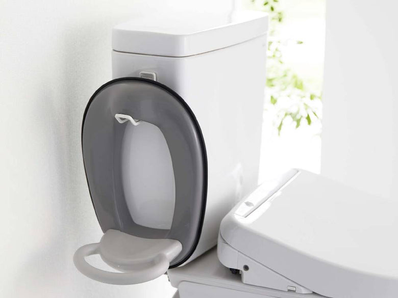 白いトイレに取り付けられた「tower/タワー」フィルムフックトイレ用品収納フック