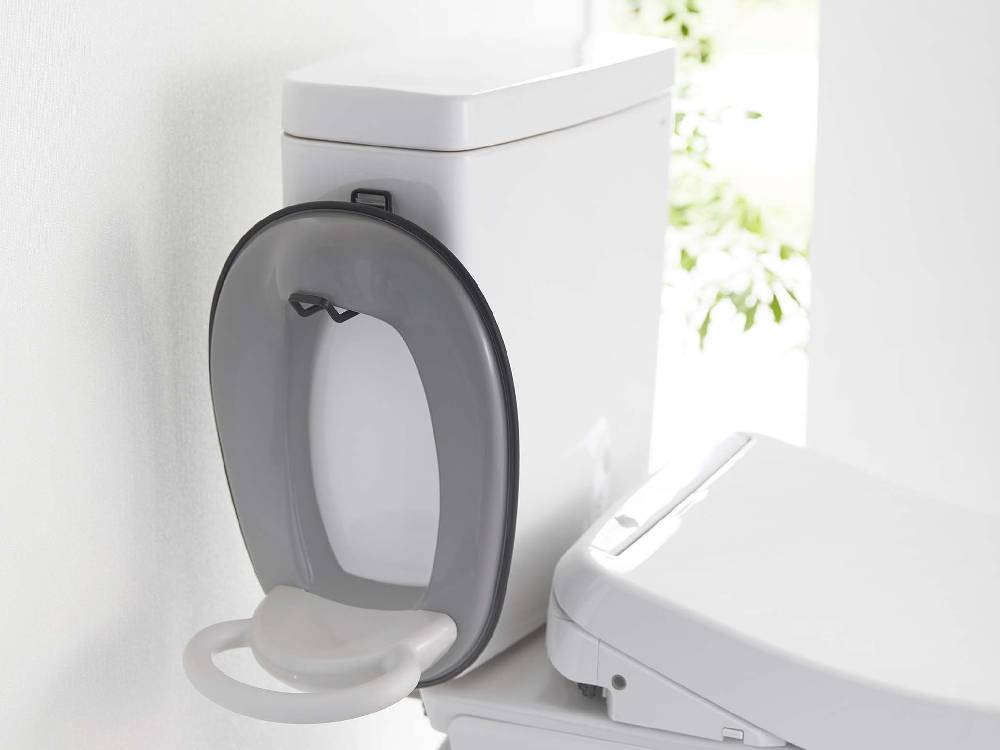 白いトイレに取り付けられた【tower/タワー】フィルムフックトイレ用品収納フック