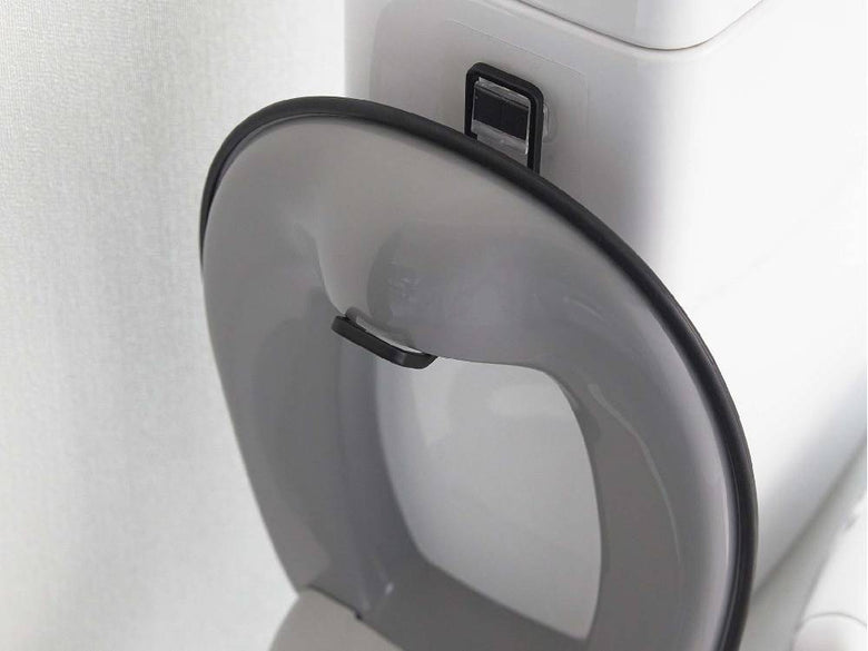 タワーのフィルムフックトイレ用品収納フックがバスルームのトイレに取り付けられている様子