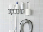 浴室に設置されたタワーのフィルムフックトイレ用品収納フックとシンク、タップ、歯ブラシホルダー、ペーパータオルなどのバス用品