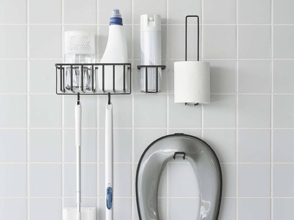 浴室に設置されたタワーのフィルムフックトイレ用品収納フックとシンク、タップ、歯ブラシホルダー、ペーパータオルなどのバス用品