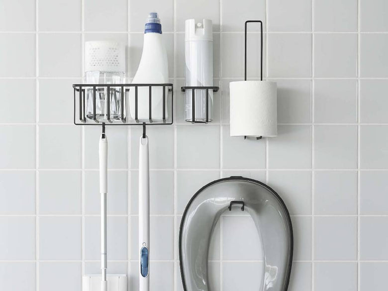 浴室に設置されたタワーのフィルムフックトイレ用品収納フックとシンク、タップ、歯ブラシホルダー、ペーパータオルなどのバス用品