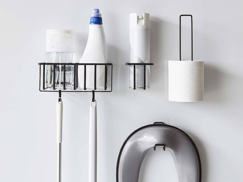 シルバー色の円筒形「tower/タワー」フィルムフックトイレ用品収納フックが壁に取り付けられている様子