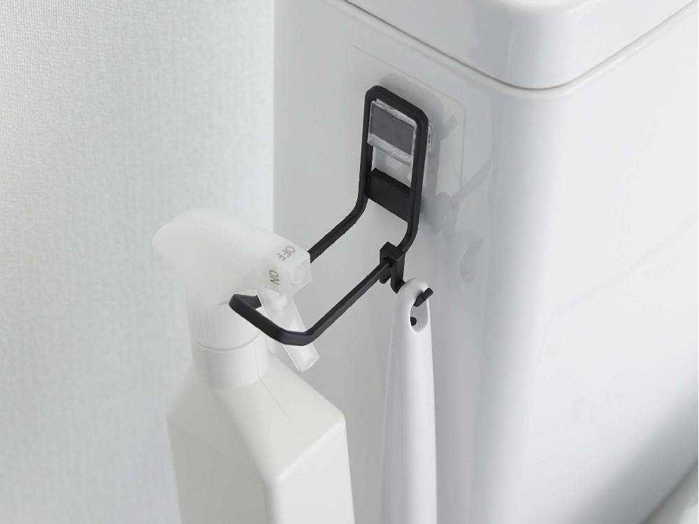 タワー【tower】フィルムフックトイレ用品収納フックが洗面台に取り付けられた浴室