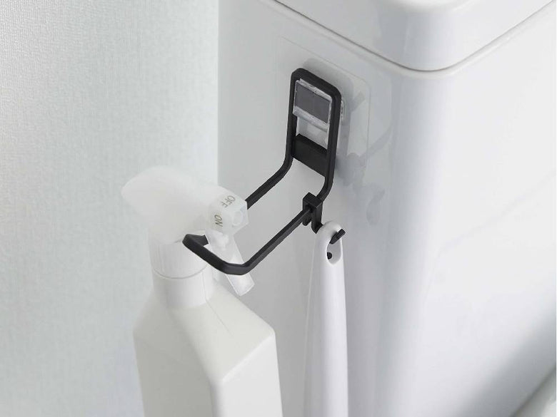 タワー【tower】フィルムフックトイレ用品収納フックが洗面台に取り付けられた浴室