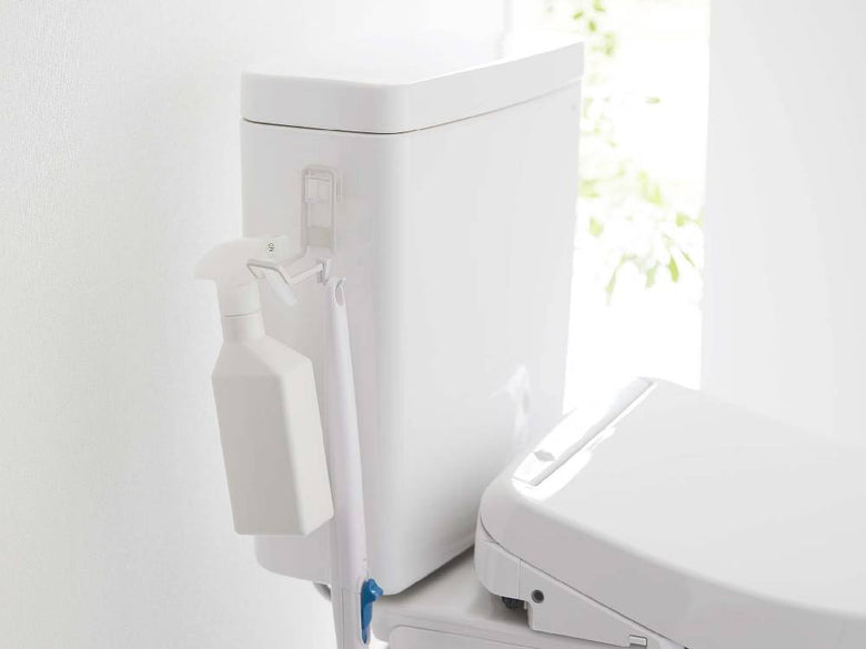 浴室の壁に設置されたタワー型フィルムフックトイレ用品収納フックに、トイレや洗面台の備品が掛けられている様子