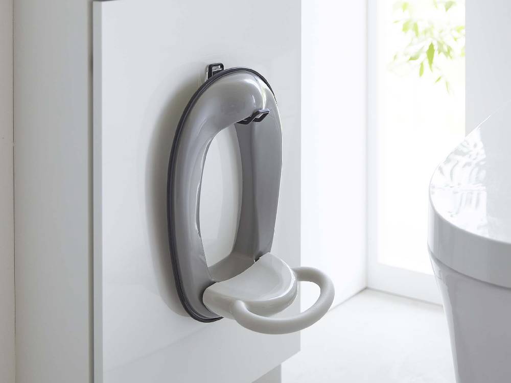 白いバスルームのトイレ便座に取り付けられた【tower/タワー】フィルムフックトイレ用品収納フック