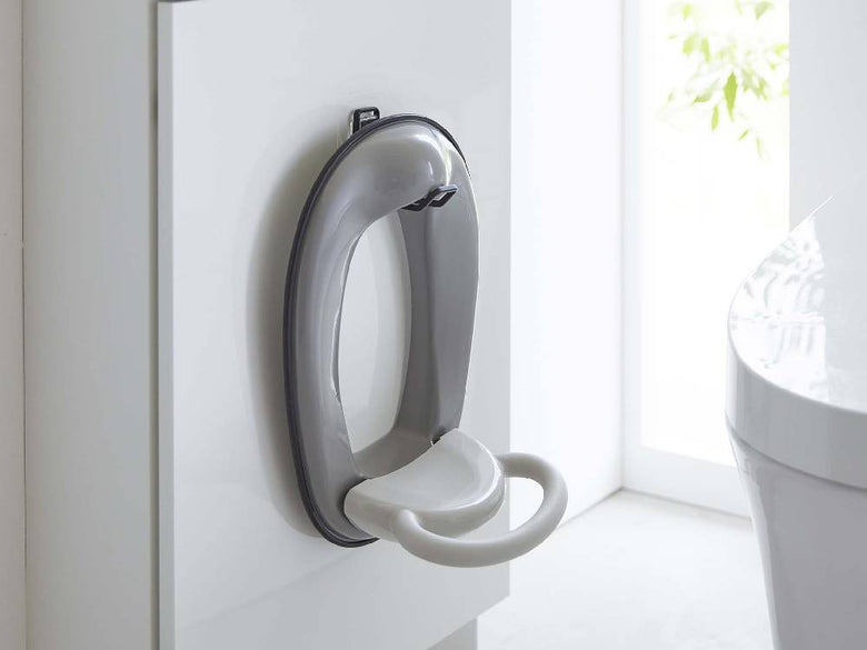 白いバスルームのトイレ便座に取り付けられた【tower/タワー】フィルムフックトイレ用品収納フック