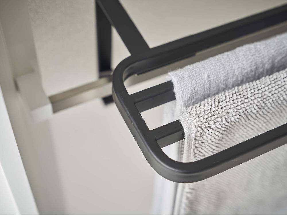 灰色のスチール製浴室扉用バスタオルハンガー。複数のハンガーとメッシュシェルフが特徴的に設置されている