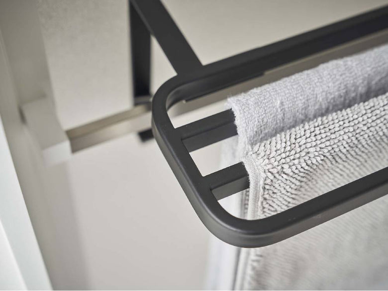灰色のスチール製浴室扉用バスタオルハンガー。複数のハンガーとメッシュシェルフが特徴的に設置されている