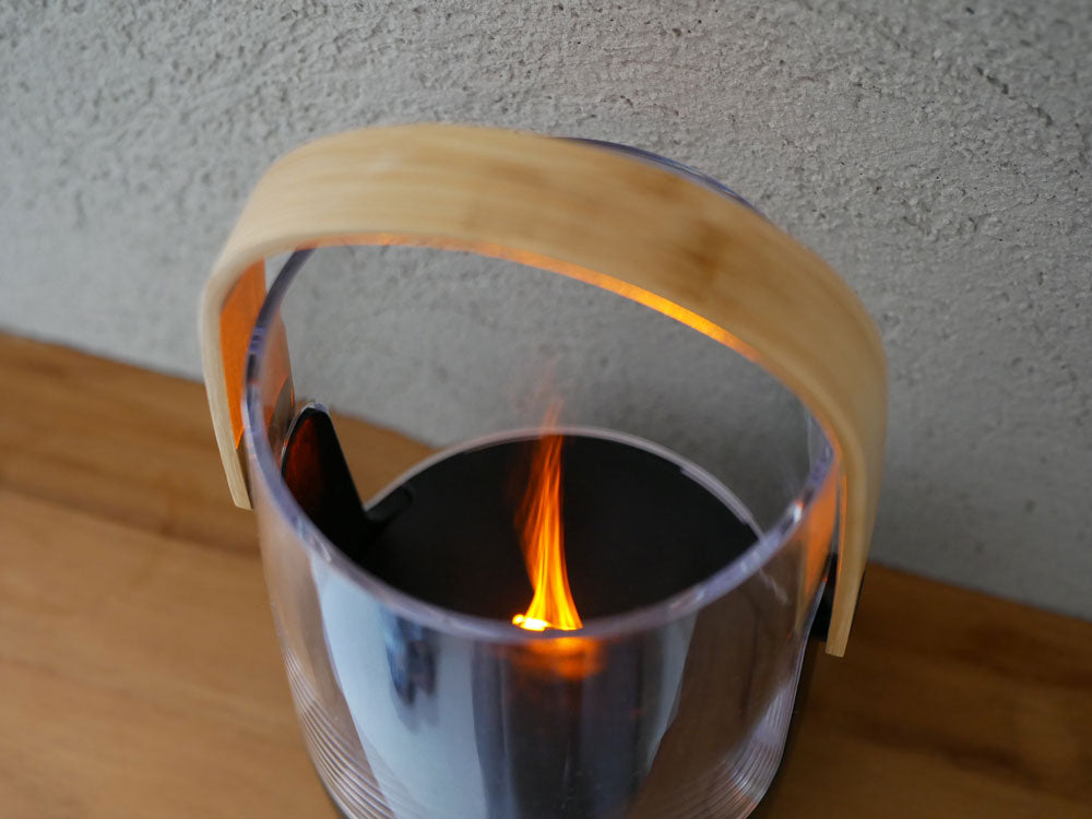 スタドラフォームSOPHIEアロマディフューザーが炎のようにゆらめくLEDライトで暖かい雰囲気を演出している様子