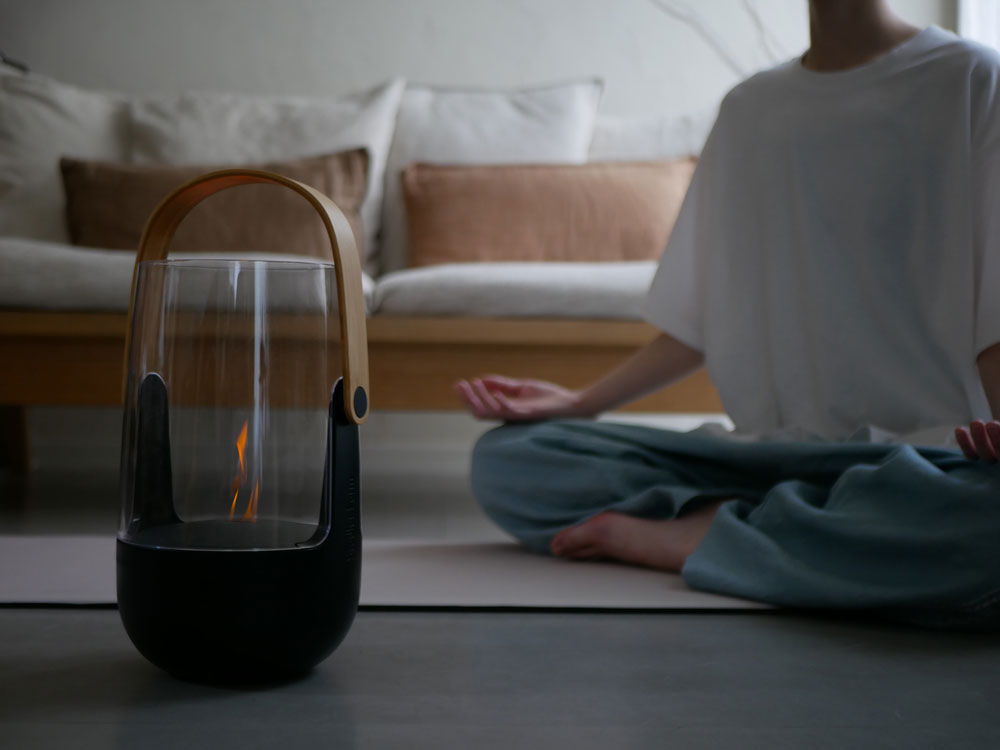 スタドラフォーム SOPHIEアロマディフューザーのガラスランプシェードが炎のように優しく光を放っている様子