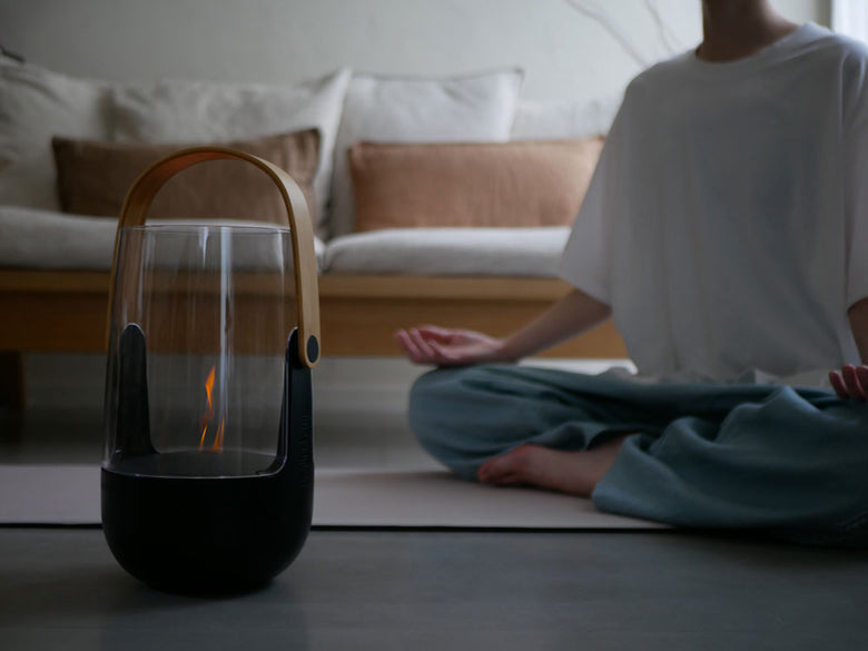 スタドラフォーム SOPHIEアロマディフューザーのガラスランプシェードが炎のように優しく光を放っている様子