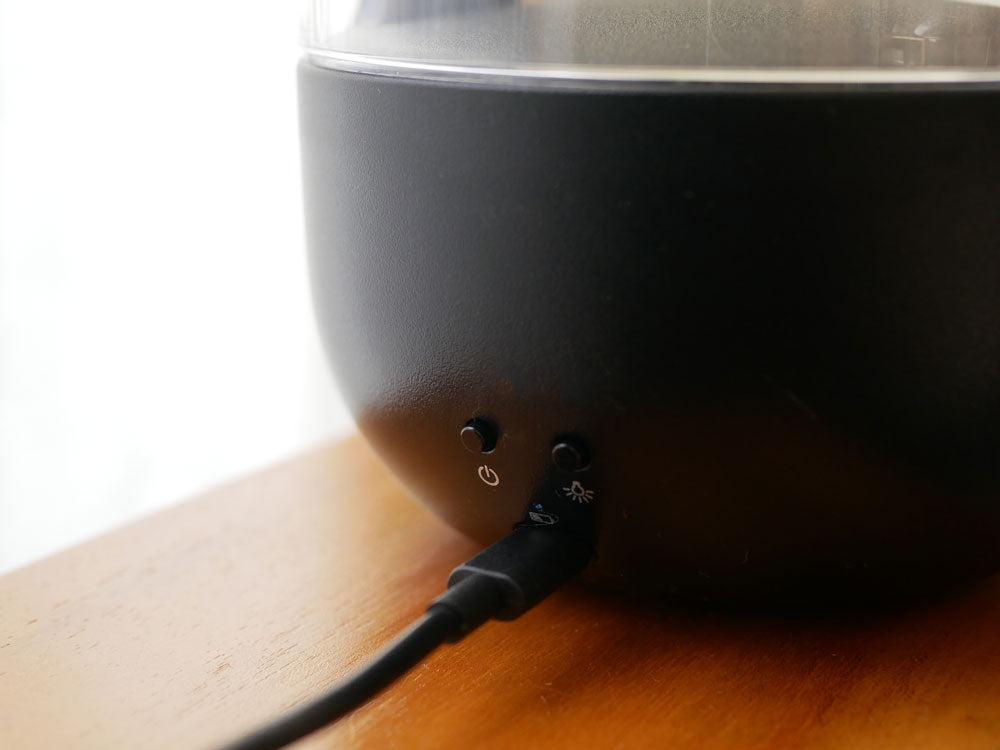 スタドラフォームのSOPHIEアロマディフューザー、シルバーの超音波式電子機器がテーブルに置かれている様子