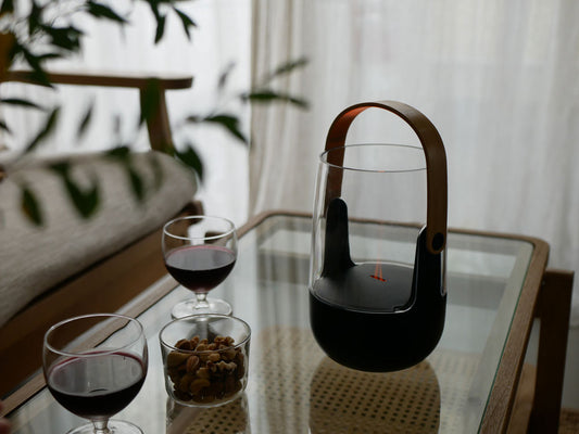 スタドラフォームSOPHIEアロマディフューザーの静物画像。炎を模したLEDライトが灯り、デザインが際立つ様子