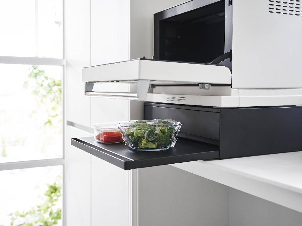 ツーウェイ製タワー型キッチン家具。スチール製の下引き出しとスライドテーブルを備えたホワイトモデル