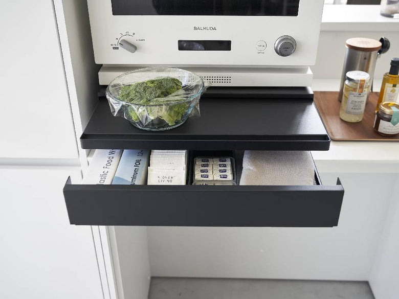 ツーウェイ キッチン家電下引き出し＆スライドテーブルのシルバーキャビネット、引き出しとスライドテーブルを備えたモダンなキッチン家電収納