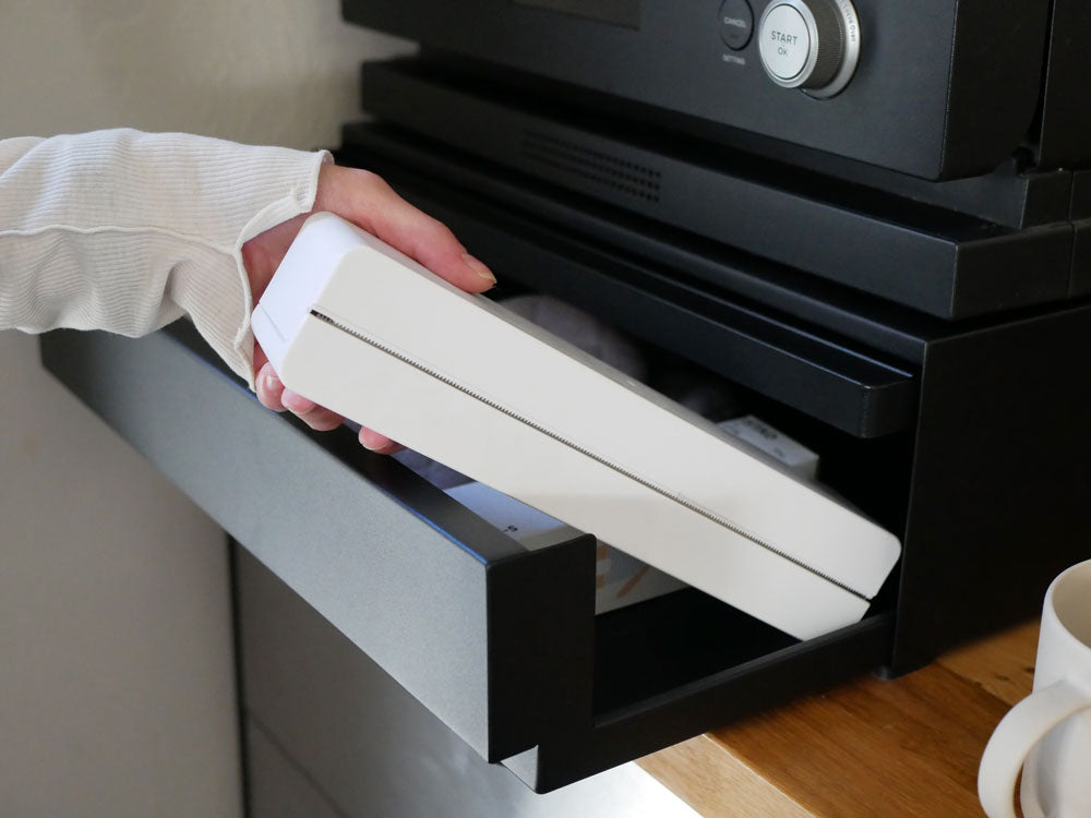 タワー型キッチンキャビネットに取り付けられた下引き出しとスライドテーブル