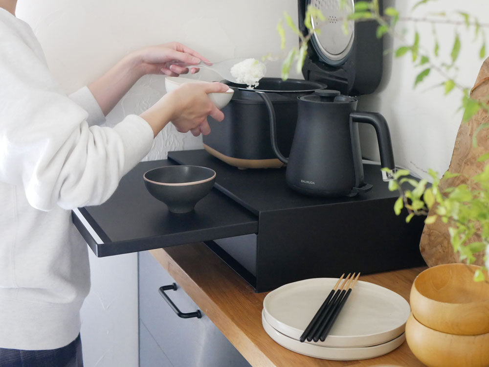 ツーウェイ キッチン家電下引き出しとスライドテーブルに調理家電や食器が整然と収納されたキッチンユニット